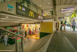 Lucky Plaza (D9), Retail #575758111